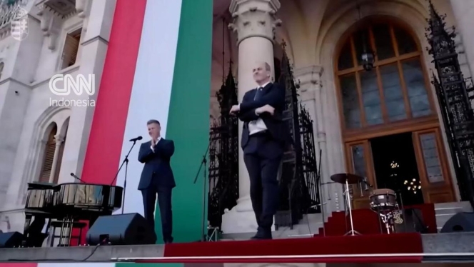 
 Zsolt Hegedus, calon Menteri Kesehatan Hungaria, saat tertangkap kamera menari energik di depan gedung parlemen Budapest. (Foto: RSS)