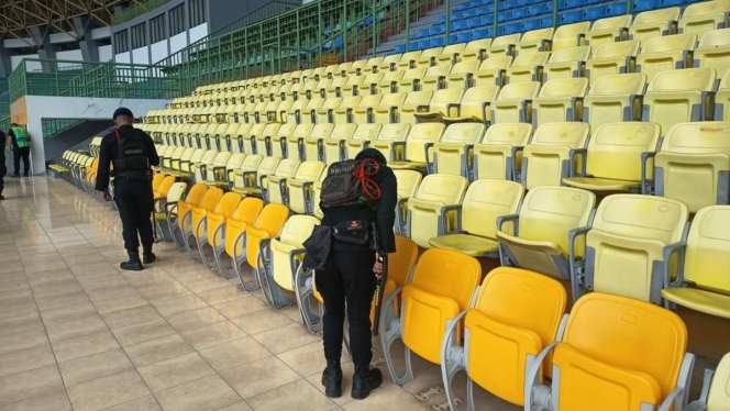 
 Personel Gegana Brimob Polda Metro Jaya saat melakukan penyisiran keamanan di area tribun Stadion Patriot Candrabhaga Bekasi sebelum kick off dimulai. (Foto: RSS)