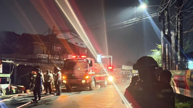 
 Personel Batalyon D Pelopor Satbrimob Polda Metro Jaya saat membantu memadamkan api di bengkel Cikarang Barat, Bekasi. (Foto: RSS)
