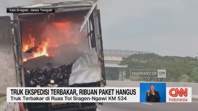 
 Bangkai truk ekspedisi yang ludes terbakar di Tol Sragen akibat muatan paket yang diduga mengandung bahan kimia berbahaya. (Foto: RSS)