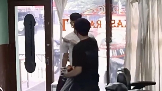 
 Tangkapan layar video viral pria yang memukul kapster di sebuah barbershop di Jakarta Selatan. (Foto: RSS)