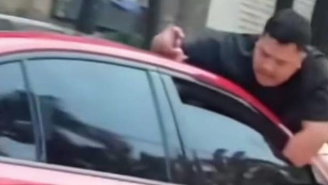 
 Tangkapan layar video viral seorang pria yang nekat bergelantungan di kap mobil saat melintas di Grogol Petamburan, Jakarta Barat. (Foto: RSS)