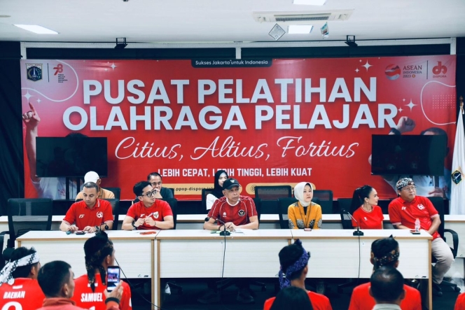 
 Wakil Menteri Sosial Agus Jabo saat melepas Kontingen Garuda Baru menuju ajang Street Child World Cup 2026 di Meksiko. (Foto: RSS)