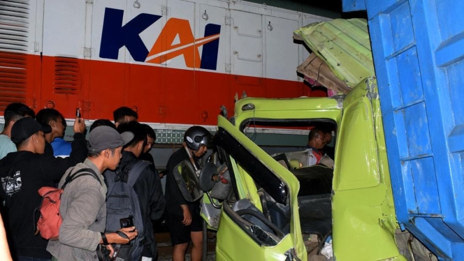 
 Kondisi truk pasir yang hancur setelah dihantam KA Putri Deli di perlintasan tanpa palang pintu di Tanjungbalai, Sumatra Utara. (Foto: RSS)