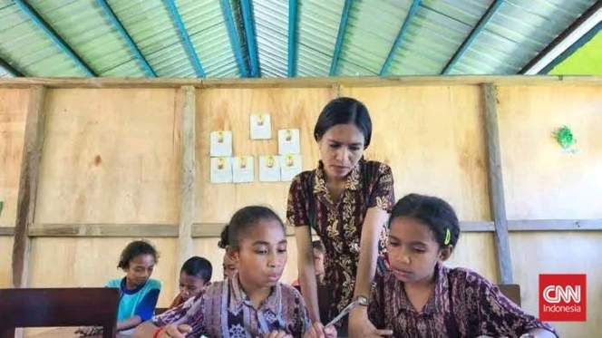 
 Potret perjuangan Yustina, guru honorer di Sikka, NTT, yang bertahan dengan upah Rp150 ribu per bulan demi mencerdaskan siswa. (Foto: RSS)